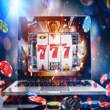 লাকি ডাইস গেমের রঙিন ডাইস ও টেবিলের দৃশ্য